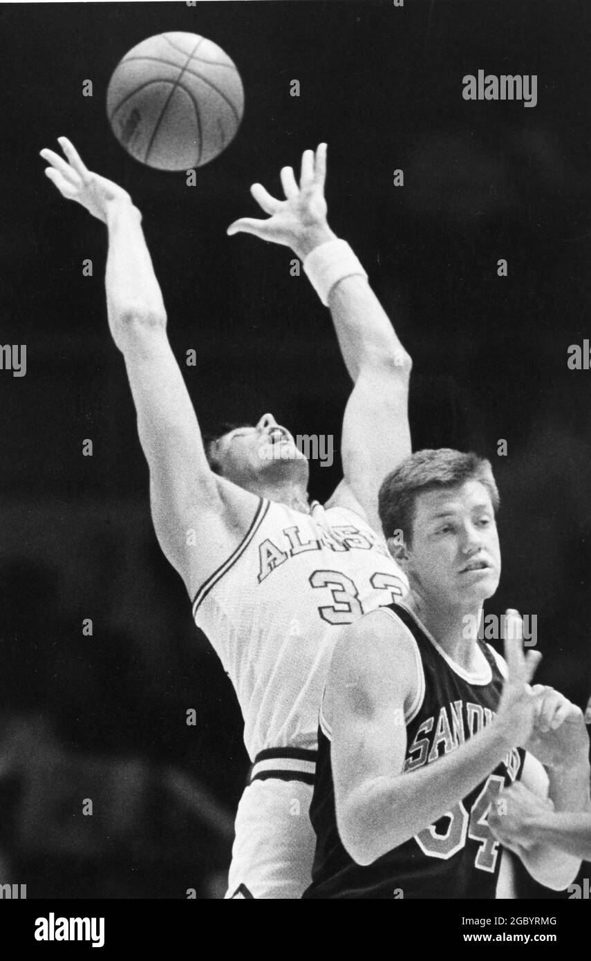 Austin Texas USA, vers 1986: Le joueur de basket-ball atteint pour rebondir pendant la finale du tournoi de basket-ball de l'État de lycée de garçons. ©Bob Daemmrich Banque D'Images