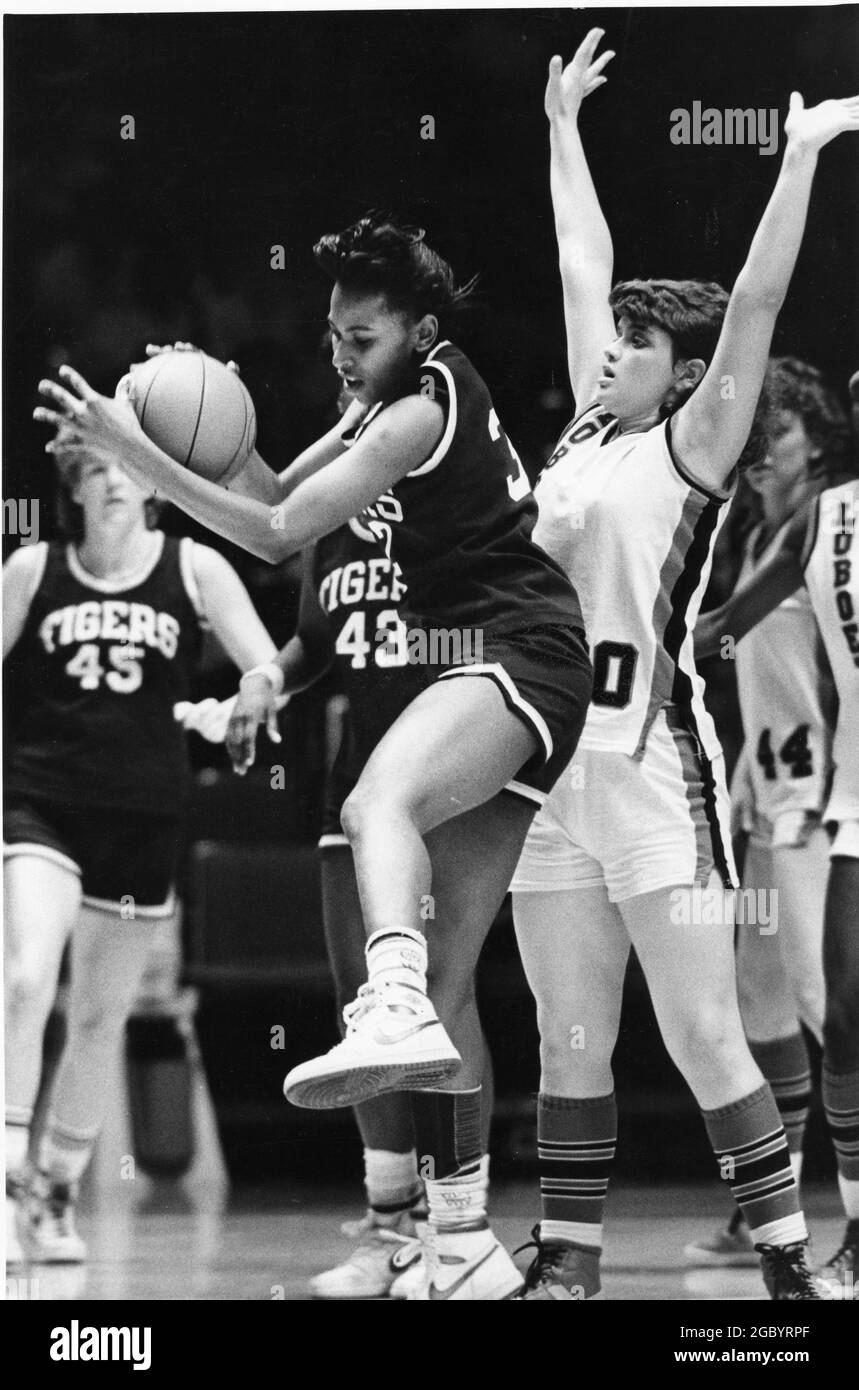 Austin Texas USA, vers 1986: Les joueurs de basket-ball se battent pour la position pendant les finales du tournoi de basket-ball de l'État de lycée de filles. ©Bob Daemmrich Banque D'Images