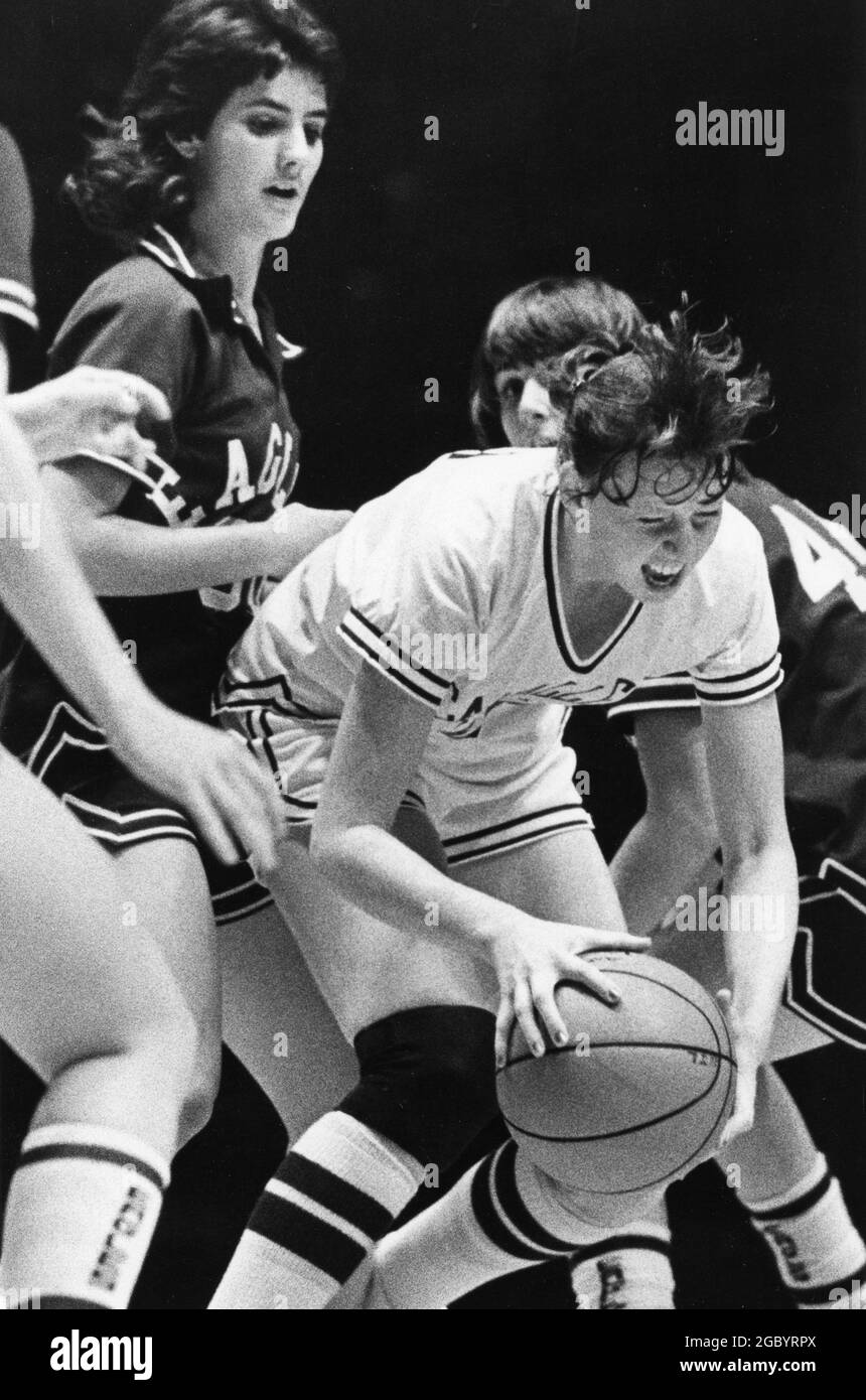 Austin Texas USA, vers 1986: Les joueurs de basket-ball se battent pour le ballon lors des finales de tournoi de basket-ball d'État de lycée de filles. ©Bob Daemmrich Banque D'Images