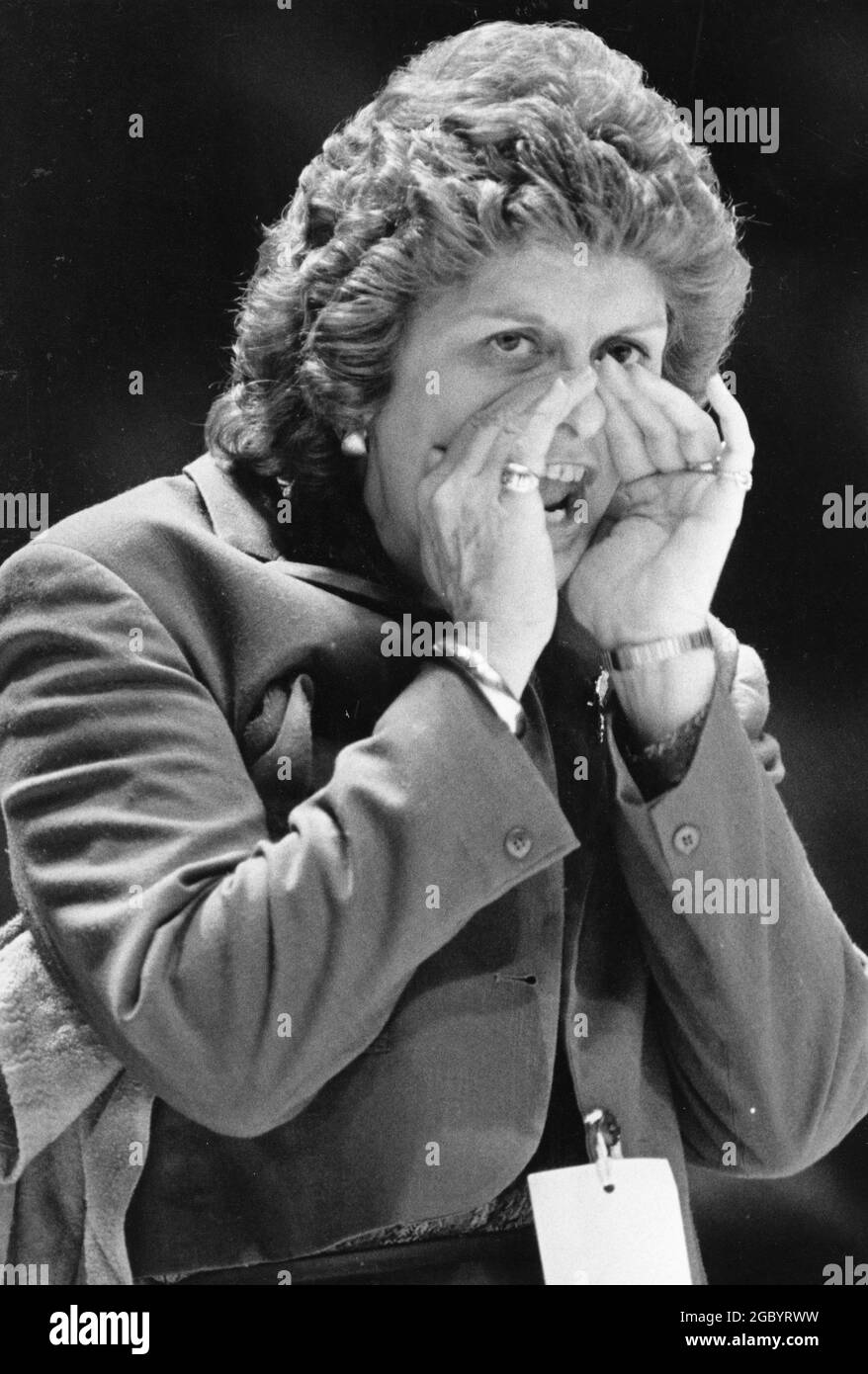 Austin Texas USA, 1986: L'entraîneur de basket-ball féminin de l'Université du Texas Jody Conradt communique avec son équipe depuis le tribunal pendant un match. ©Bob Daemmrich Banque D'Images