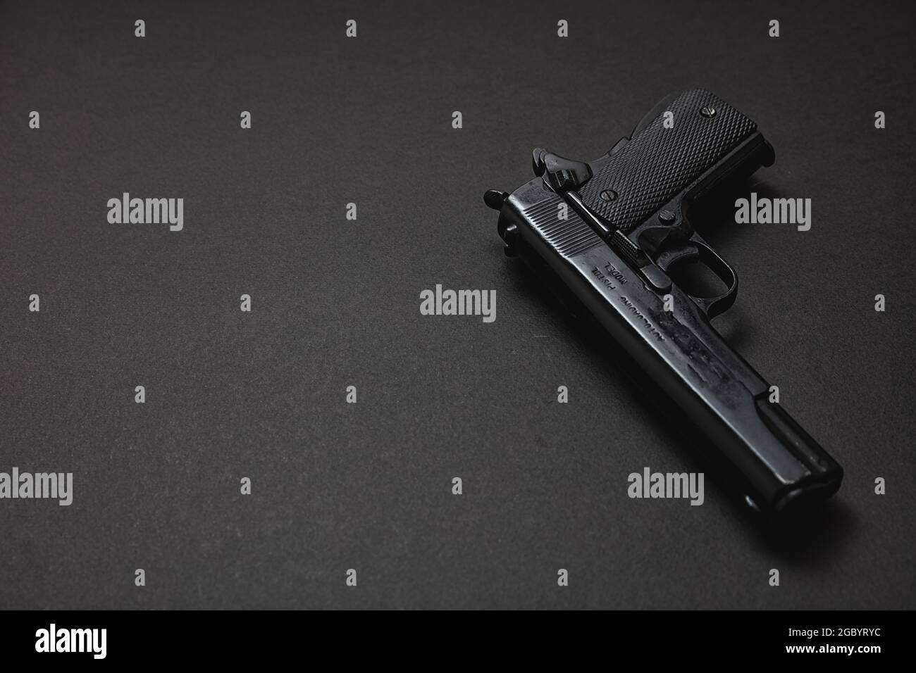 Pistolet 9 mm sur fond noir. Arme en métal noir, arme de poing automatique pour l'armée et la sécurité. Vue latérale, espace de copie, modèle Banque D'Images