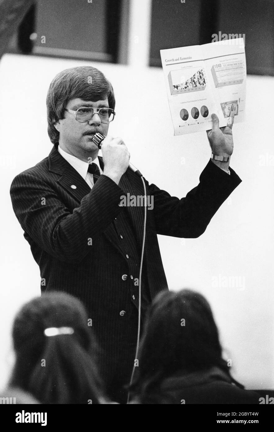 Austin Texas USA, vers 1993 : le Manager utilise un microphone tout en donnant une présentation aux employés lors d'une réunion à tous. ©Bob Daemmrich Banque D'Images