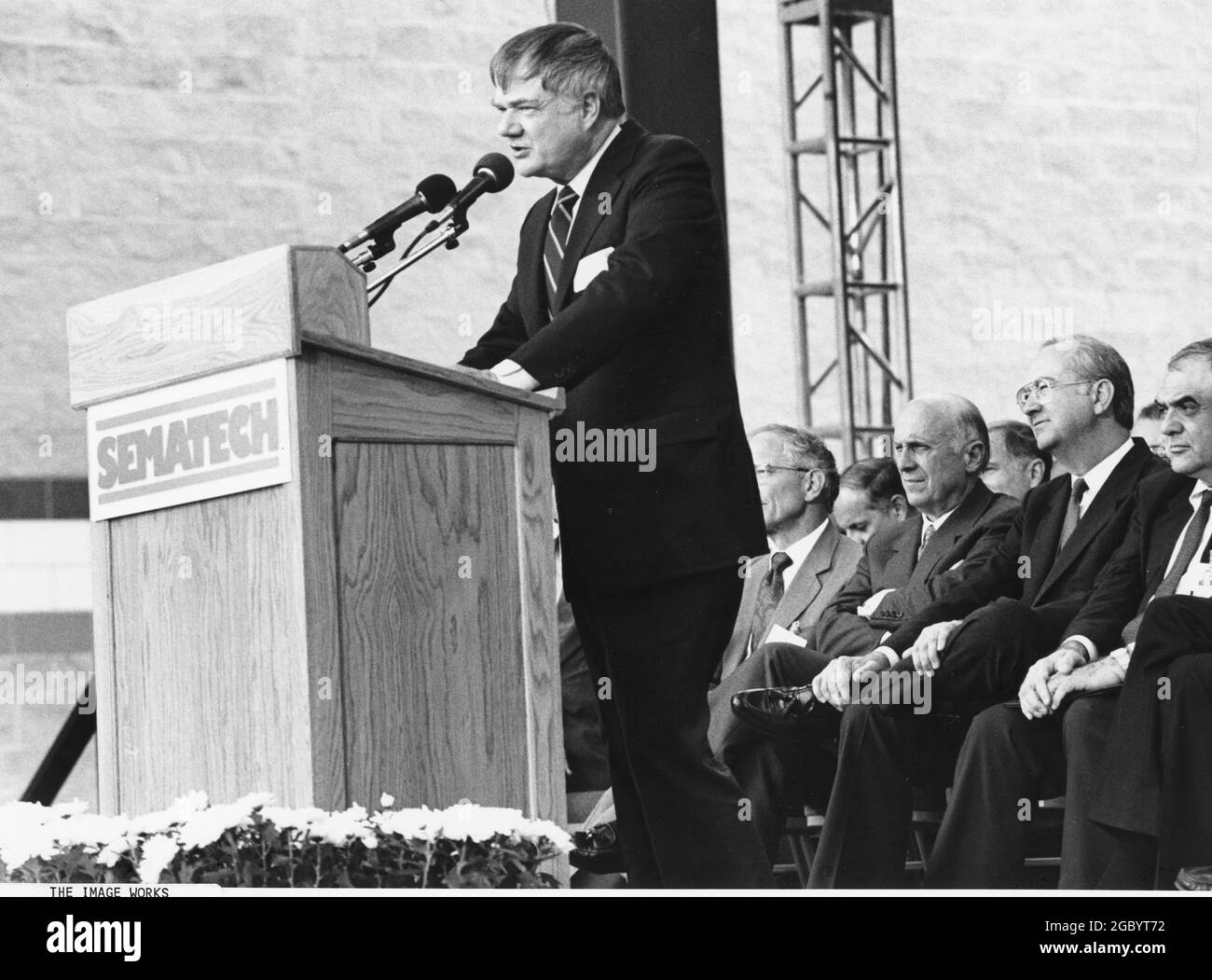 Austin Texas USA, 1987: Dignitaire parle devant un grand public de chefs d'entreprise et de haute technologie lors d'une cérémonie révolutionnaire pour le consortium de recherche Sematech dans l'est d'Austin. ©Bob Daemmrich Banque D'Images