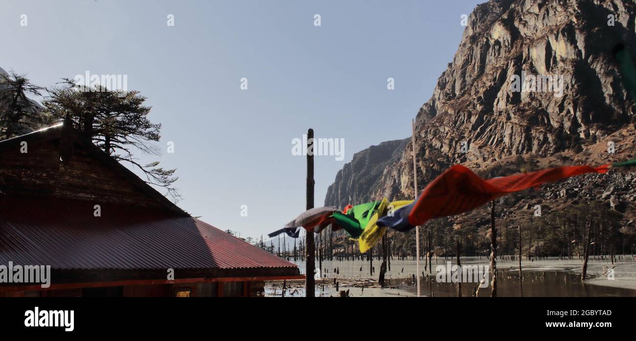 lac de madhuri gelé avec drapeaux de prière bouddhistes volants, tawang, arunachal pradesh dans le nord-est de l'inde Banque D'Images