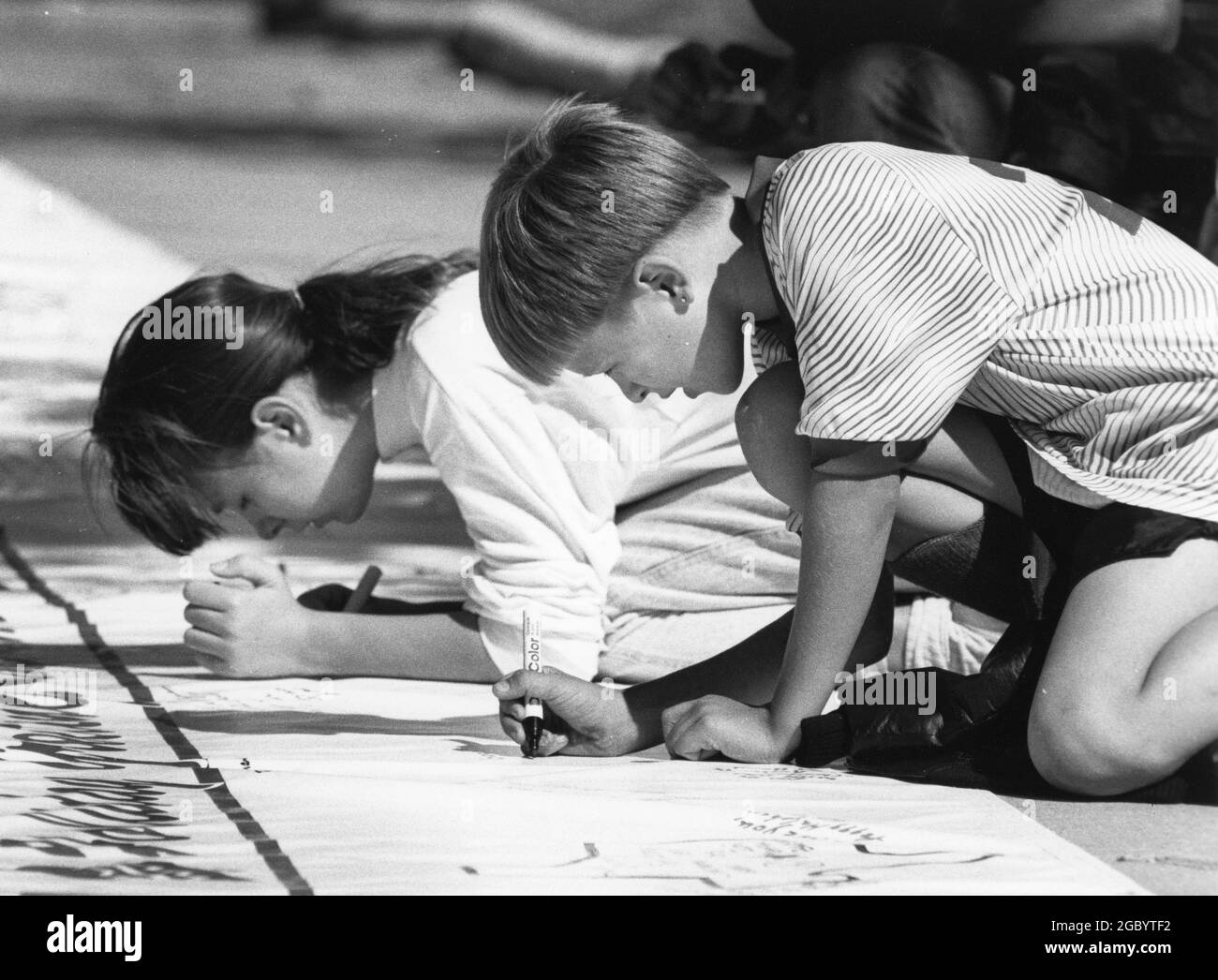 Austin Texas USA, vers 1993: Les familles signant des cartes de Noël géantes au Texas Capitol pour les militaires américains déployés au Moyen-Orient. ©Bob Daemmrich Banque D'Images