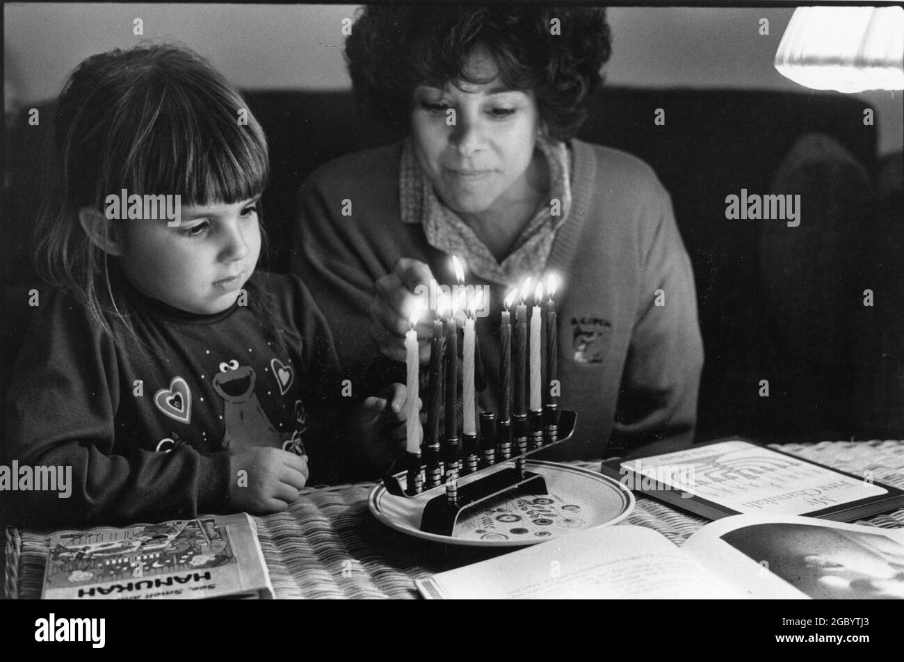 Austin Texas USA, décembre 1991 : la famille juive célèbre Hanoukkah en éclairant la menorah lors d'une cérémonie à domicile. ©Bob Daemmrich Banque D'Images