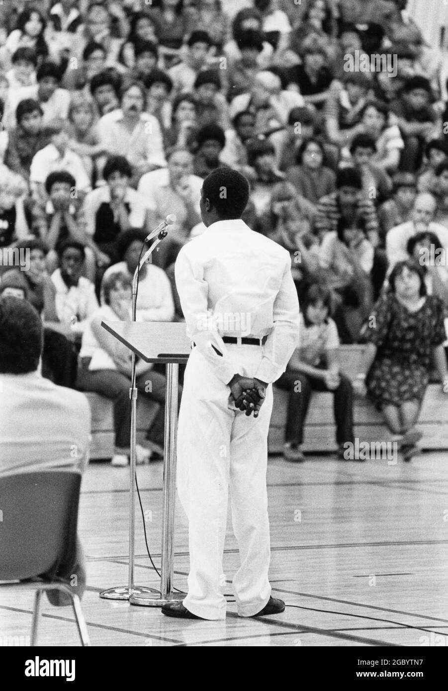 Austin, Texas, États-Unis, vers 1991: Blanc homme détenu au Texas prison parler aux élèves du secondaire de l'importance de rester à l'école et de rester hors de la drogue pendant une assemblée dans la salle de gym de l'école. EV3-0259 ©Bob Daemmrich Banque D'Images