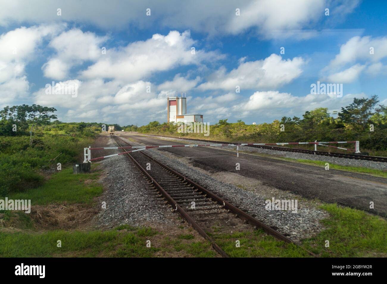 Porte, voies de transport et bâtiment d'assemblage final de la fusée spatiale Ariane 5 au Centre Spatial Guyanais (Centre spatial de la Guyane) à Kourou, en Gu français Banque D'Images