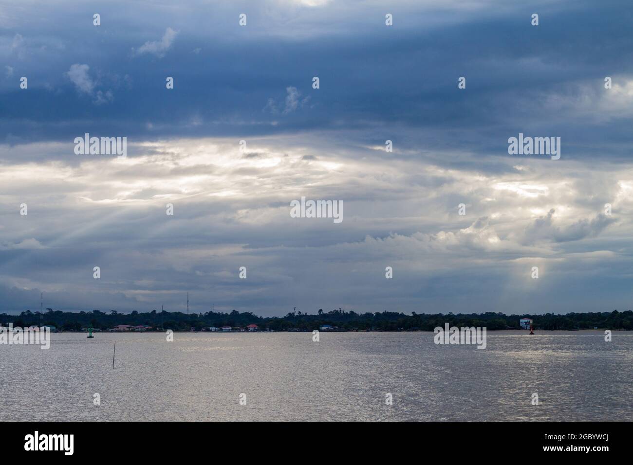 St Laurent du Maroni, Guyane française. Rivière Maroni (Marowijne) entre le Suriname et la Guyane française. Banque D'Images