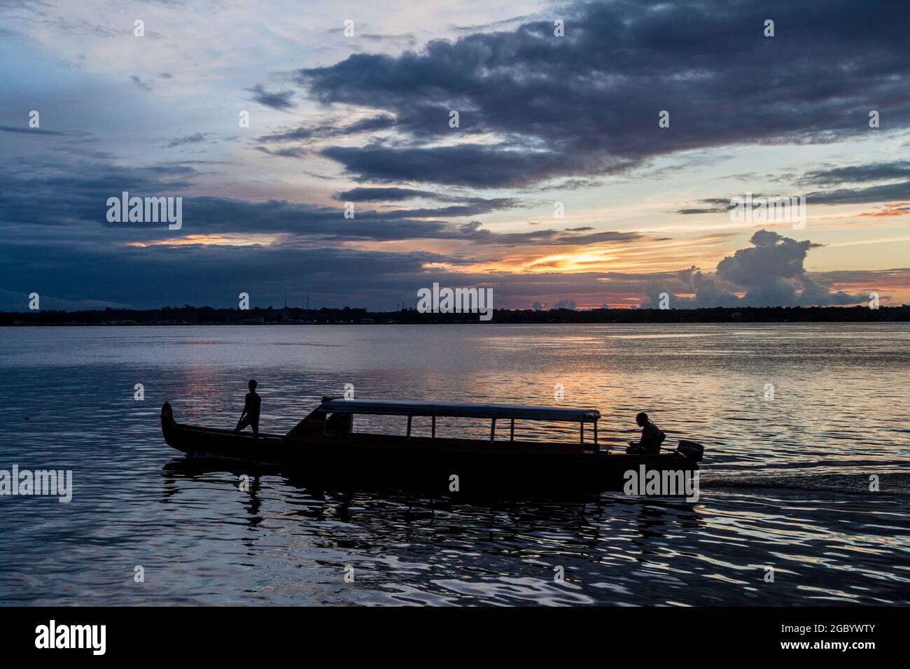 Traversée en ferry de la rivière Maroni (Marowijne) (vers le Suriname) à St Laurent du Maroni, Guyane française. Banque D'Images