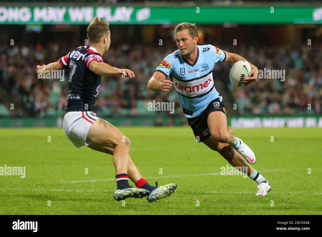 SYDNEY, AUSTRALIE - AVRIL 10 : Matt Moylan des requins attaque lors du match des cinq NRL entre les Sydney Roosters et les Cronulla Sharks au Sydney Cricket Ground, le 10 avril 2021 à Sydney, en Australie. Credit: Pete Dovgan/Speed Media/Alay Live News Banque D'Images