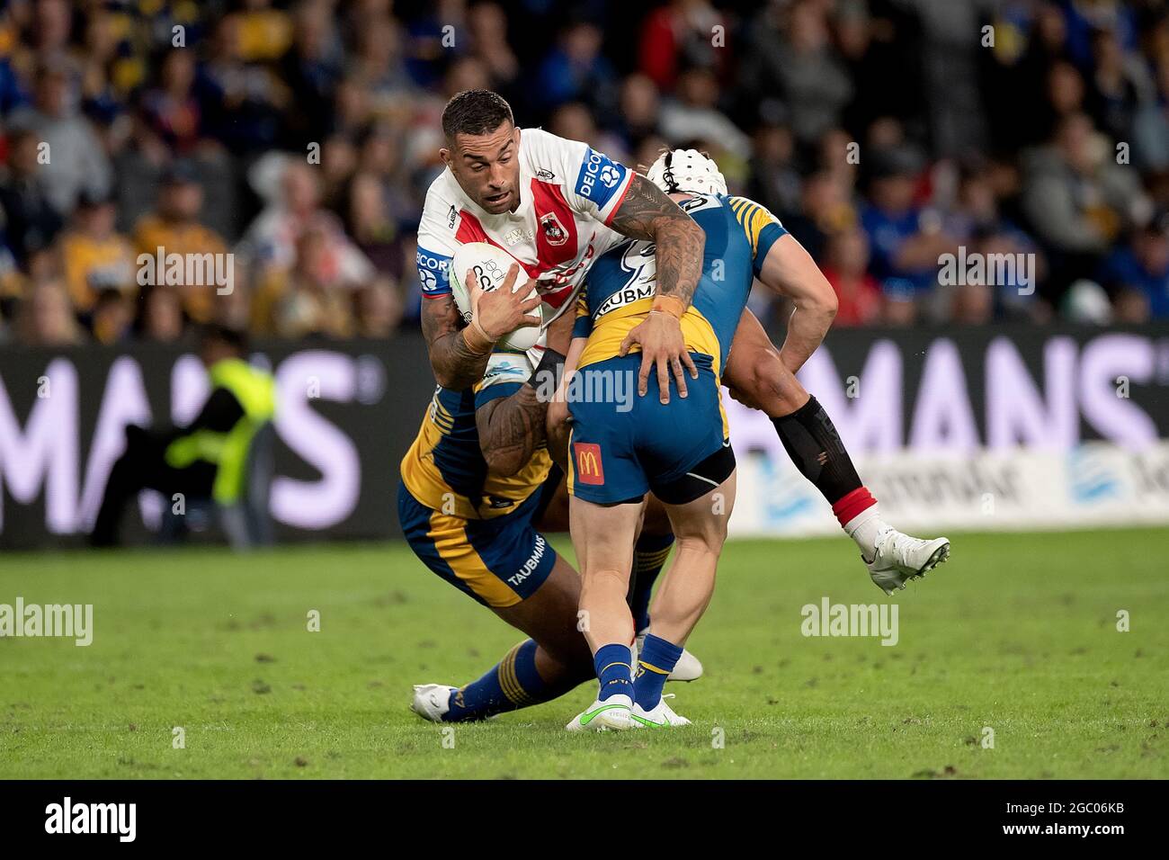 SYDNEY, AUSTRALIE - 11 AVRIL : Paul Vaughan des Dragons est attaqué lors du match de la série cinq de NRL entre les Parramatta Eels et les St George Illawarra Dragons au stade Bankwest, le 11 avril 2021 à Sydney, en Australie. Crédit : Steven Markham/Speed Media/Alay Live News Banque D'Images