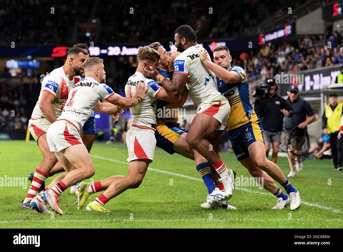 SYDNEY, AUSTRALIE - 11 AVRIL : Bryce Cartwright of the Eels est poussé sur la touche lors du match de cinq NRL entre les Parramatta Eels et les St George Illawarra Dragons au stade Bankwest, le 11 avril 2021 à Sydney, en Australie. Crédit : Steven Markham/Speed Media/Alay Live News Banque D'Images