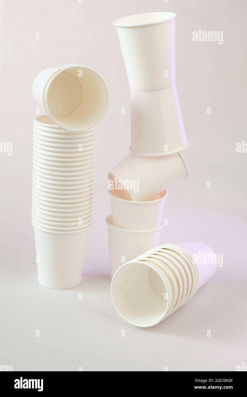 Concept sans plastique. Vaisselle sans plastique. Zéro déchet, tasses bio bambou. Gobelets en papier blanc sur fond beige.ensemble de gobelets en bambou en papier.recyclage Banque D'Images