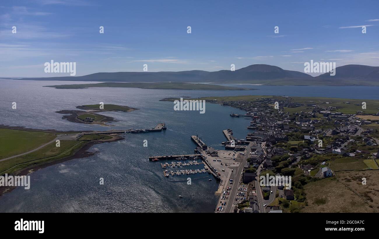 Une vue aérienne de Stromness sur Orkney en Écosse, au Royaume-Uni Banque D'Images