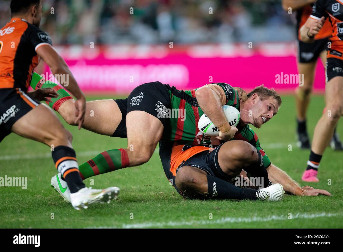 SYDNEY, AUSTRALIE - AVRIL 17 : Thomas Burgess des Rabbitohs cherche la ligne d'essai lors de la série six NRL match entre les Rabbitohs du sud de Sydney et les Tigres de Wests au stade Australia le 17 avril 2021 à Sydney, en Australie. Credit: Damian Briggs/Speed Media/Alamy Live News Banque D'Images