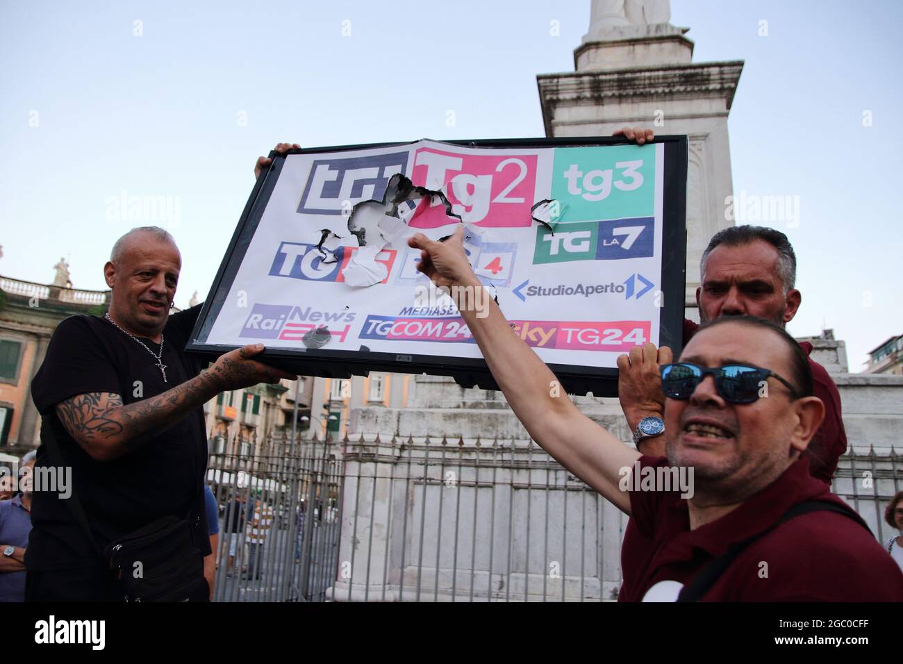 Naples, Italie. 5 août 2021 : Groupe de citoyens réunis sur la Piazza Dante, au pied du monument du grand poète, protestent contre l'entrée en vigueur le 06 août 2021 de l'obligation de posséder le green pass (certificat de vaccination contre le covid-19) pour avoir accès aux bars et restaurants avec des places à l'intérieur. Cette obligation s'applique également aux salles de sport, aux cinémas et aux autres installations intérieures. Crédit : Pacific Press Media production Corp./Alay Live News Banque D'Images