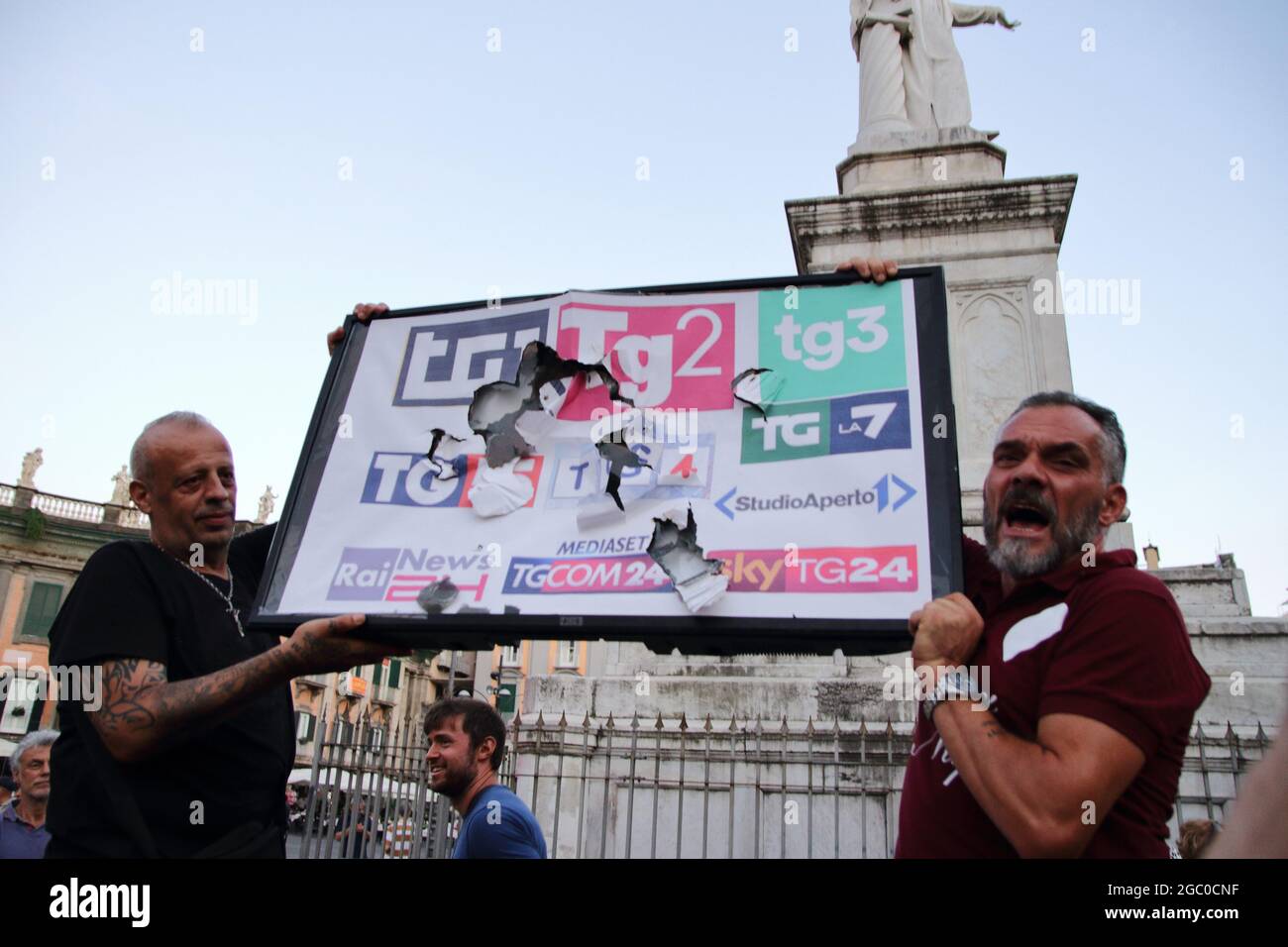 Naples, Italie. 5 août 2021 : Groupe de citoyens réunis sur la Piazza Dante, au pied du monument du grand poète, protestent contre l'entrée en vigueur le 06 août 2021 de l'obligation de posséder le green pass (certificat de vaccination contre le covid-19) pour avoir accès aux bars et restaurants avec des places à l'intérieur. Cette obligation s'applique également aux salles de sport, aux cinémas et aux autres installations intérieures. Crédit : Pacific Press Media production Corp./Alay Live News Banque D'Images