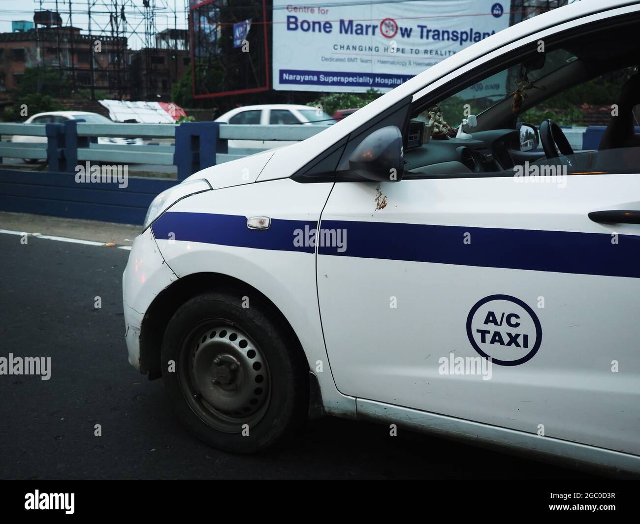 KOLKATA, INDE - 05 août 2021 : voiture SWIFT Dzire fonctionnant comme un taxi avec des passagers allant à destination, véhicule de mouvement flou avec un accent sélectif sur le Banque D'Images