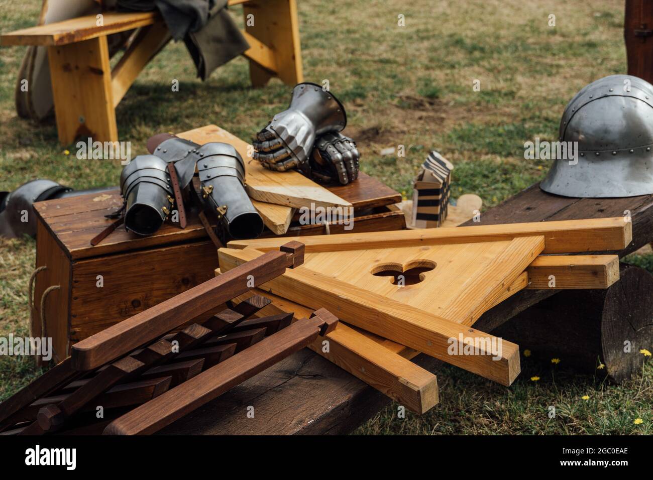 Gros plan de vieux gants militaires en métal et d'autres accessoires mis à l'extérieur sur un bois Banque D'Images