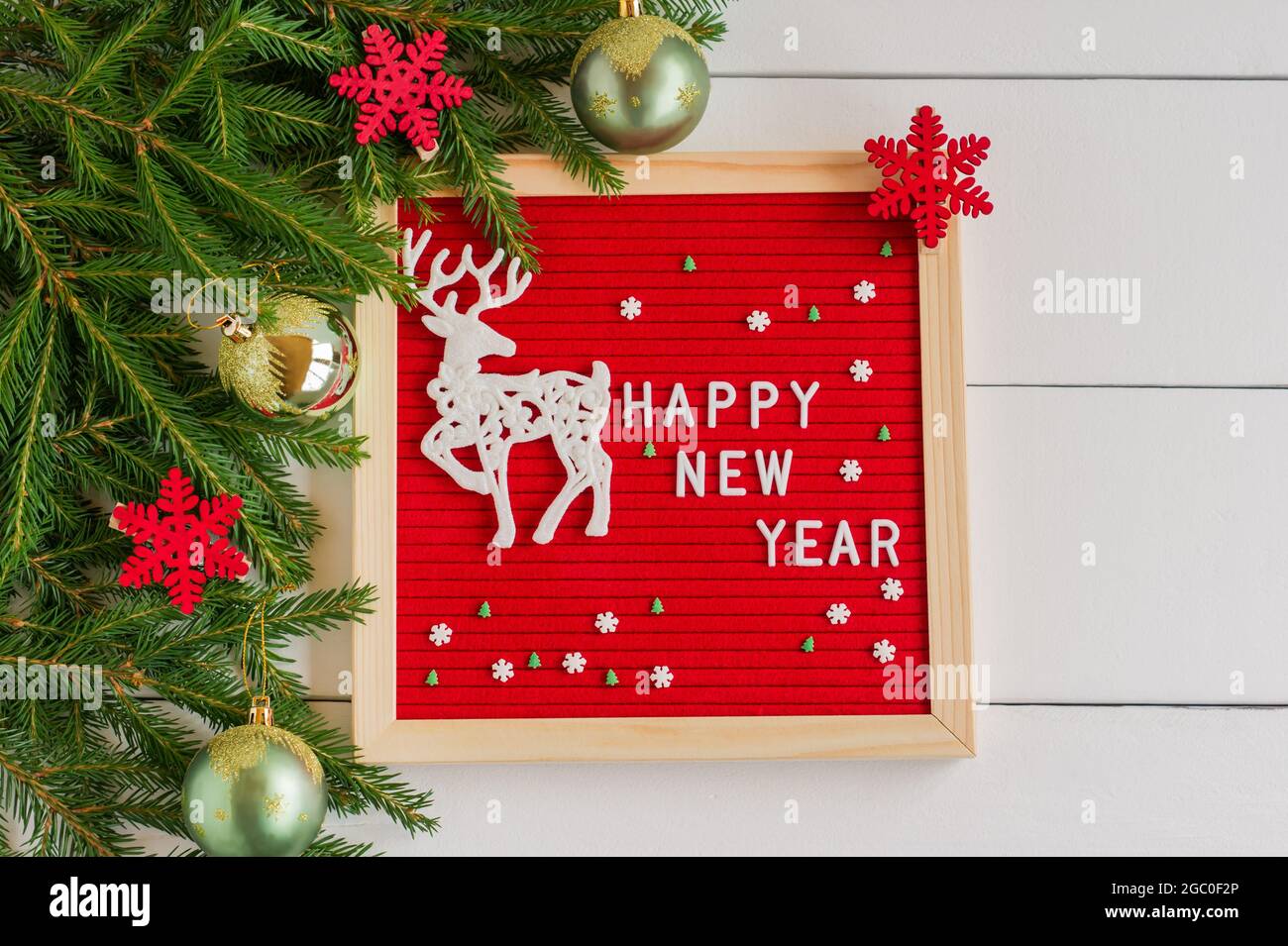 Comment On Dit Feutre En Anglais Texte anglais bonne année et cerf jouet sur un panneau de feutre dans un  cadre en bois. Lettrage sur fond blanc en bois avec sapin et boules d'or  Photo Stock - Alamy