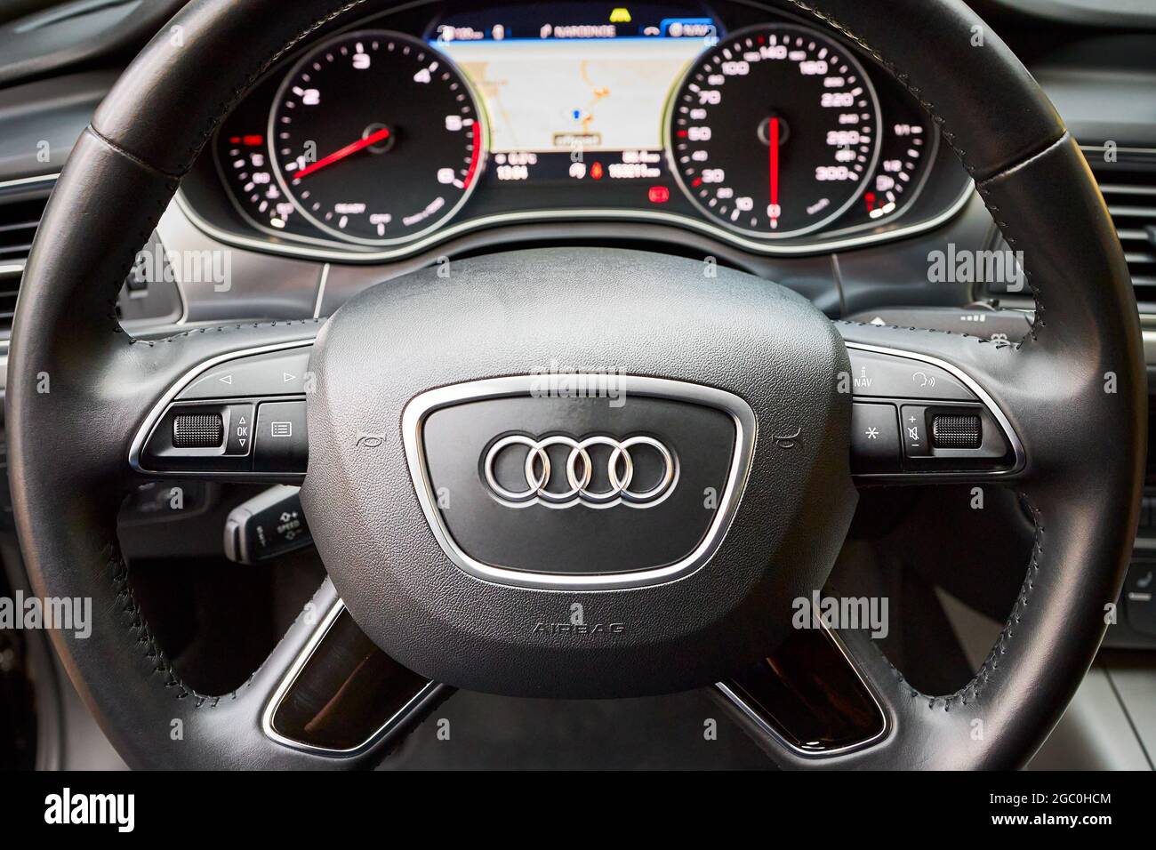 GRODNO, BÉLARUS - DÉCEMBRE 2019 : volant Audi A6 4G C7 avec logo audi et tableau de bord hors focus système de navigation GPS avec carte Banque D'Images