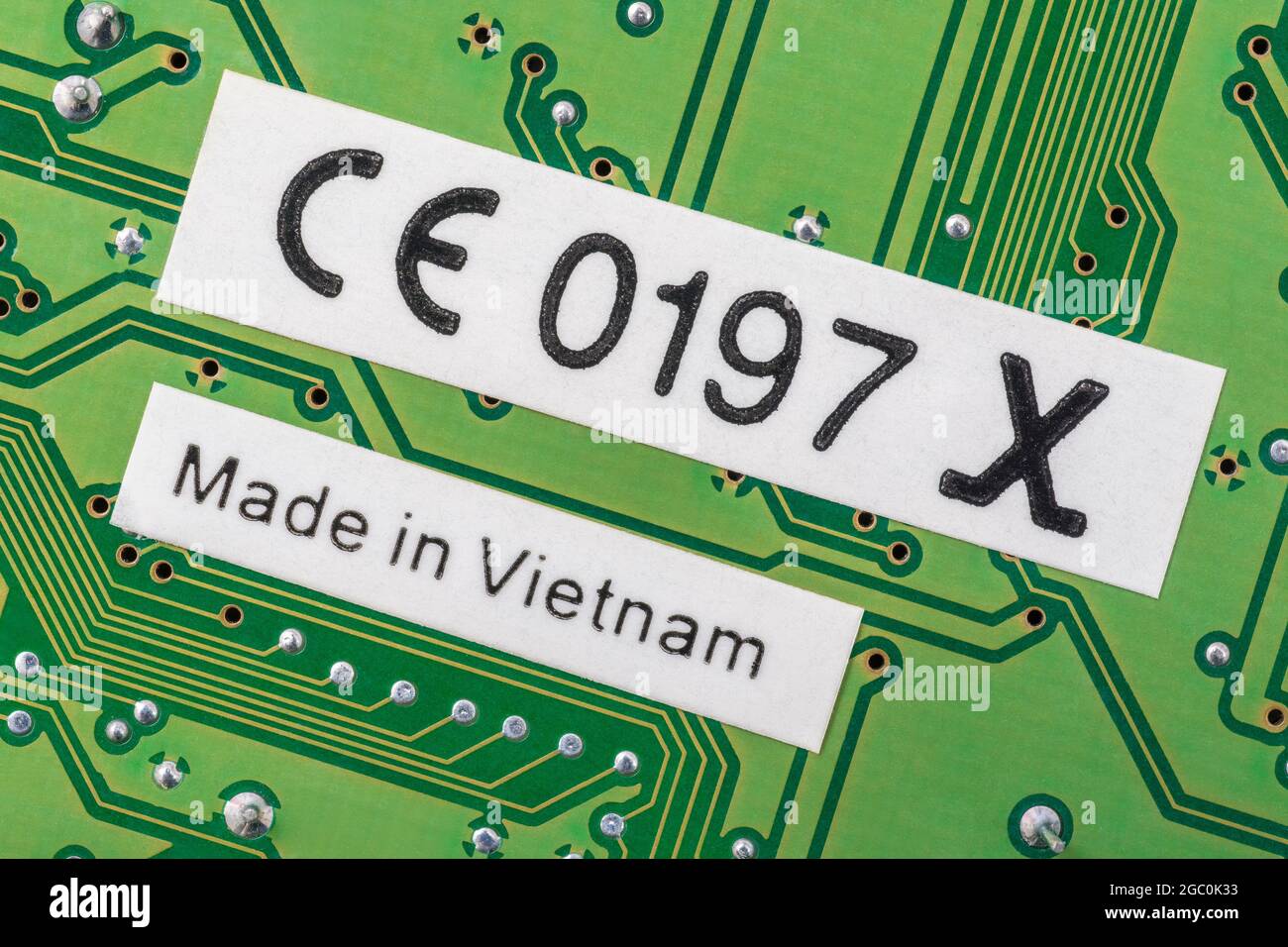 Fabriqué au Vietnam sur l'étiquette à l'arrière d'un ancien pcb vert. Pour l'industrie électronique mondiale, délocalisation de produits, métaphore de la pénurie de composants électroniques. Banque D'Images