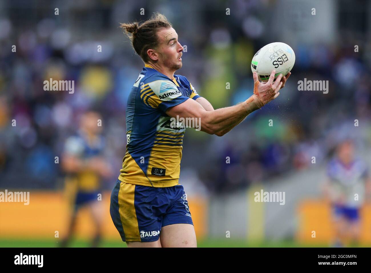 SYDNEY, AUSTRALIE - 20 JUIN : Clint Gutherson des anguilles prend le ballon lors du match des quinze NRL entre les anguilles Parramatta et les Bulldogs de Canterbury Bankstown au Bankwest Stadium, le 20 juin 2021 à Sydney, en Australie. Credit: Pete Dovgan/Speed Media/Alay Live News Banque D'Images