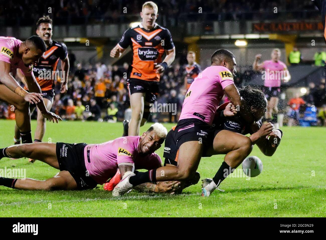 Luciano Leilua des Tigers plongées pour la ligne d'essai mais est attaqué haut et accordé une pénalité essayez crédit: Pete Dovgan/Speed Media/Alay Live News Banque D'Images