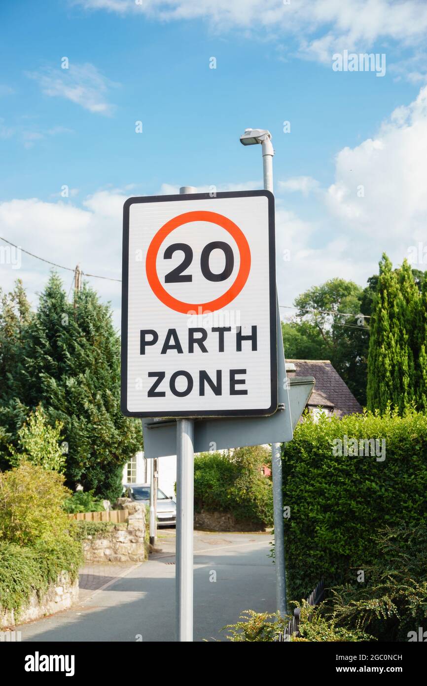 Symbole de limite de vitesse urbaine de 20 miles par heure langue galloise et anglaise partie du plan du gouvernement gallois visant à réduire les limites de vitesse dans les zones résidentielles Banque D'Images