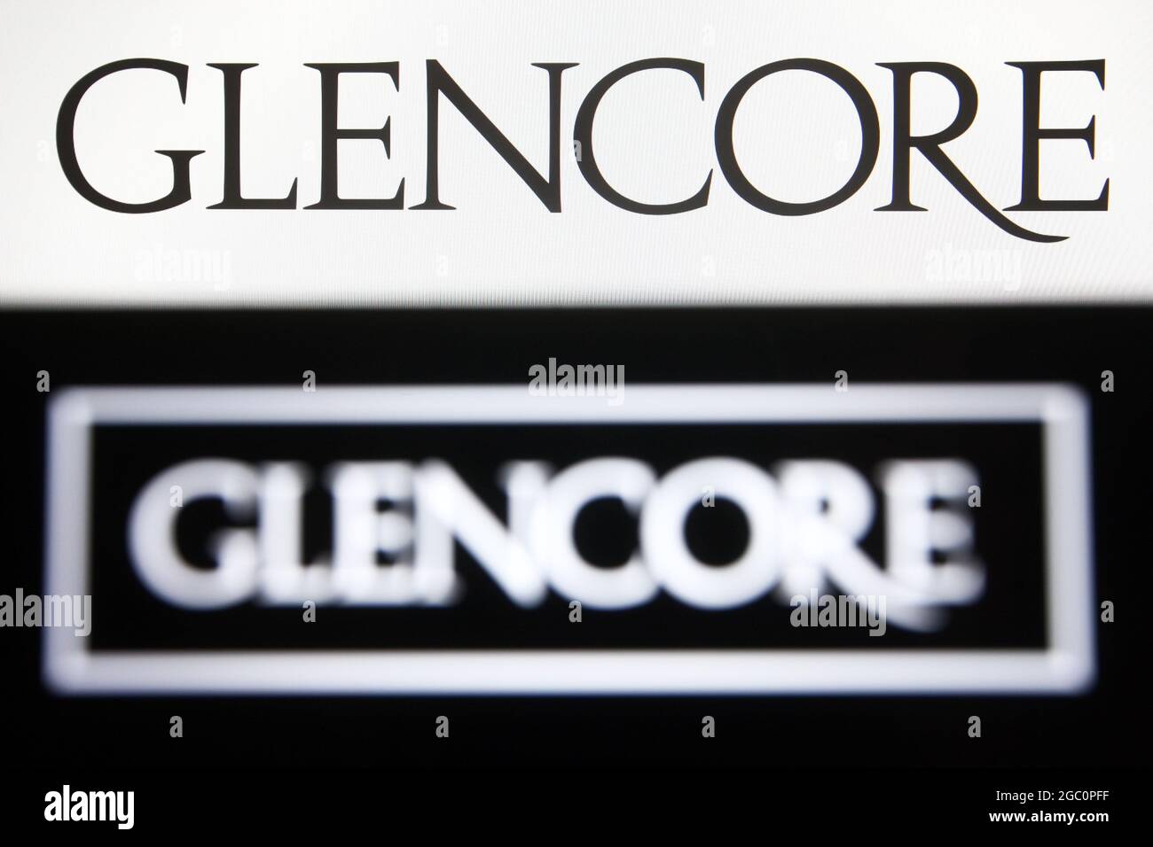 Ukraine. 06e août 2021. Sur cette photo, un logo Glencore plc (Glencore International AG) apparaît sur un smartphone et un écran de pc. (Photo de Pavlo Gonchar/SOPA Images/Sipa USA) crédit: SIPA USA/Alay Live News Banque D'Images