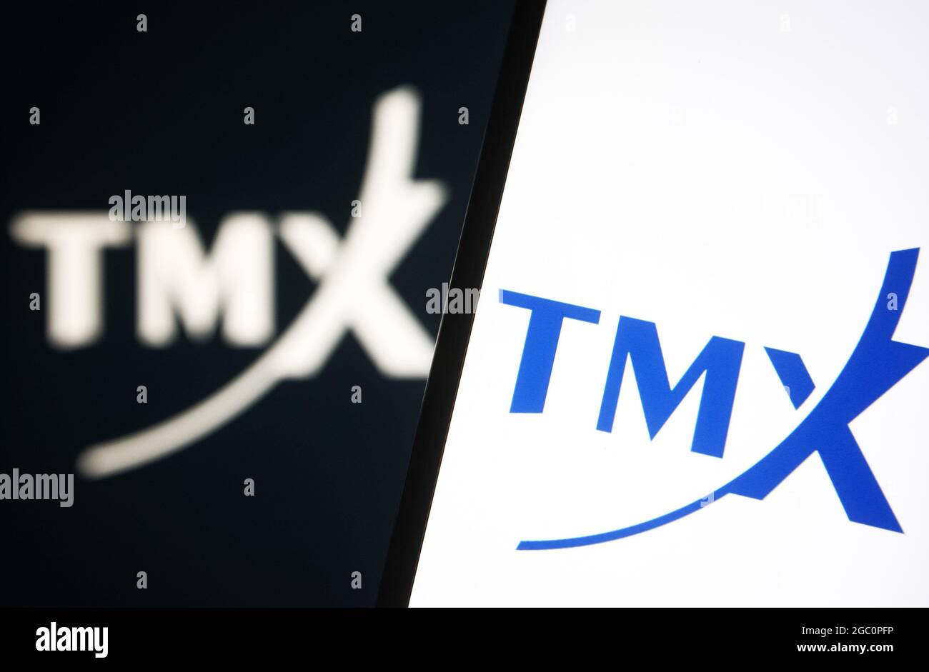 Ukraine. 06e août 2021. Dans cette illustration, le logo de TMX Group Limited d'une société canadienne de services financiers est visible sur un téléphone intelligent et un écran d'ordinateur. (Photo de Pavlo Gonchar/SOPA Images/Sipa USA) crédit: SIPA USA/Alay Live News Banque D'Images