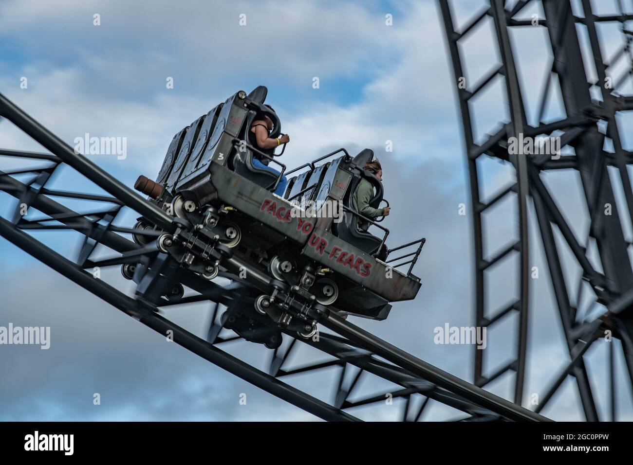 J'ai vu le Ride JIGSAW Killer Movie Theme Rollercoaster Thorpe Park Theme Park Panning shots Banque D'Images