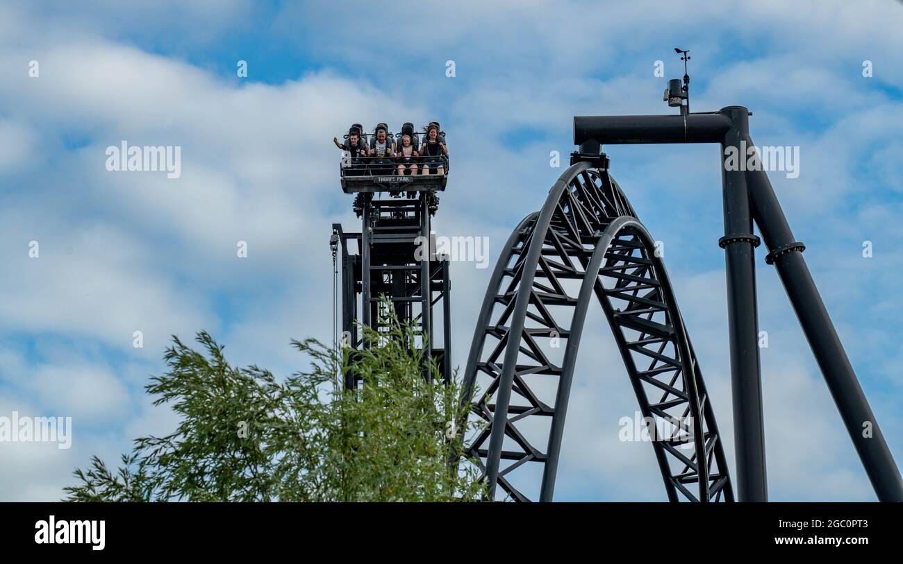 J'ai vu le Ride JIGSAW Killer Movie Theme Rollercoaster Thorpe Park Theme Park Panning shots Banque D'Images
