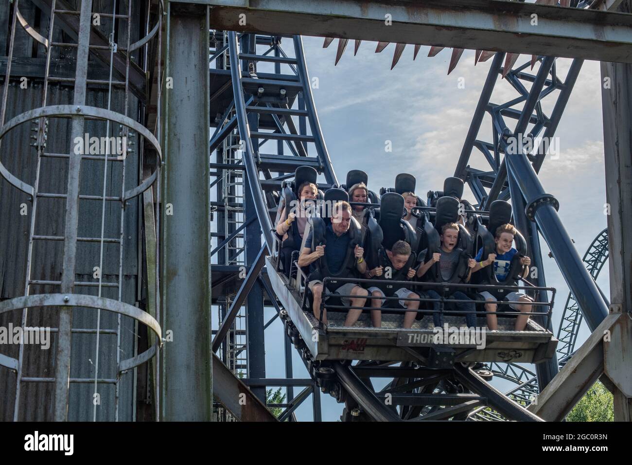 J'ai vu le Ride JIGSAW Killer Movie Theme Rollercoaster Thorpe Park Theme Park Panning shots Banque D'Images