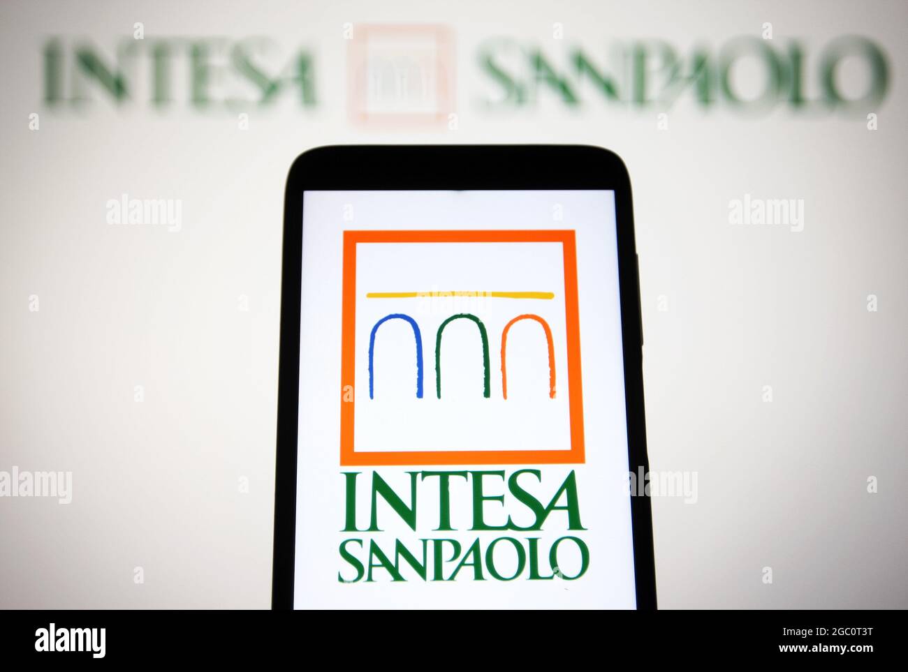 Ukraine. 6 août 2021. Dans cette illustration, un logo Intesa Sanpaolo  S.p.A. d'un groupe bancaire international italien est visible sur un  smartphone et un écran de pc. (Credit image: © Pavlo Gonchar/SOPA