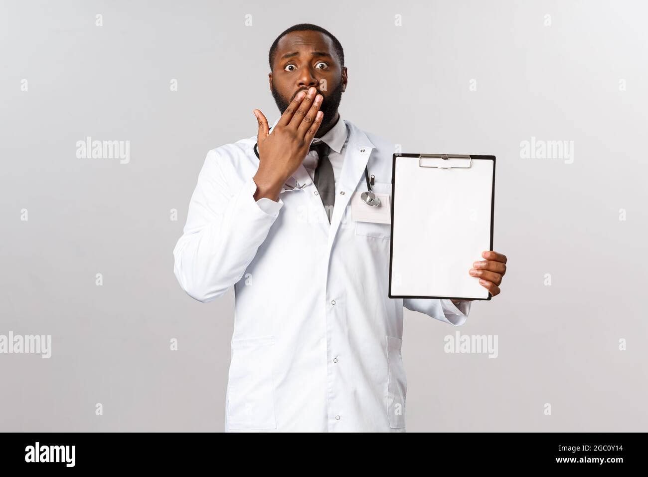 Médecine, covid19, traitement et concept hospitalier. Choqué et inquiet médecin afro-américain dire de mauvaises nouvelles, ont des informations importantes à dire patient Banque D'Images