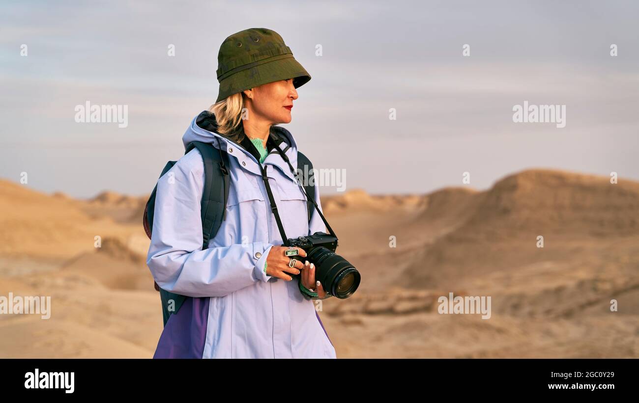 femme asiatique photographe marchant dans un parc géologique national regardant la vue Banque D'Images
