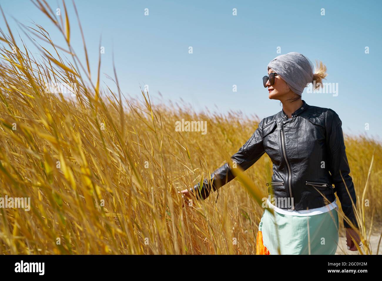 femme asiatique touriste marchant dans le marais à roseaux Banque D'Images