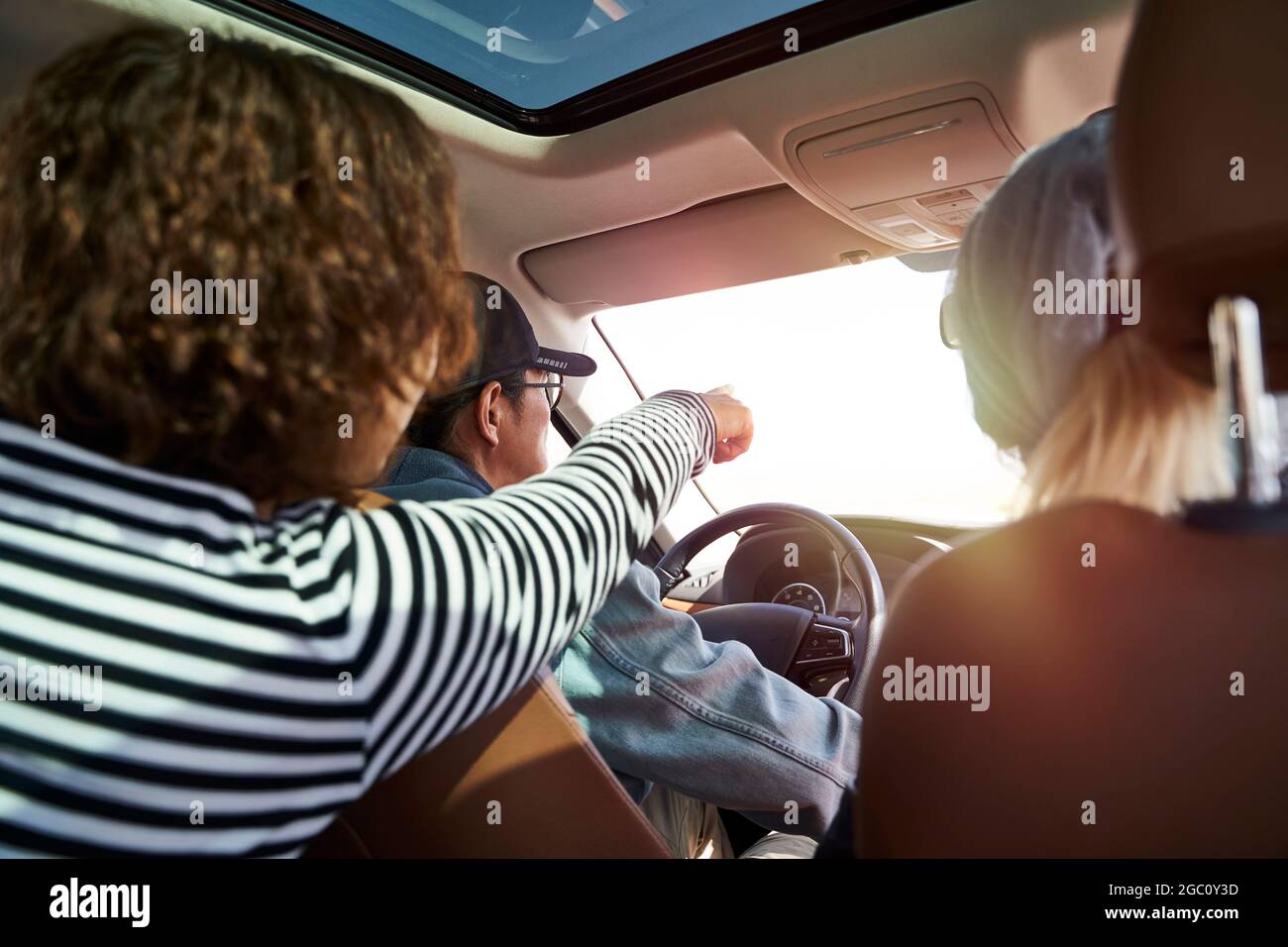 groupe d'amis asiatiques profitant d'une visite touristique en voiture Banque D'Images