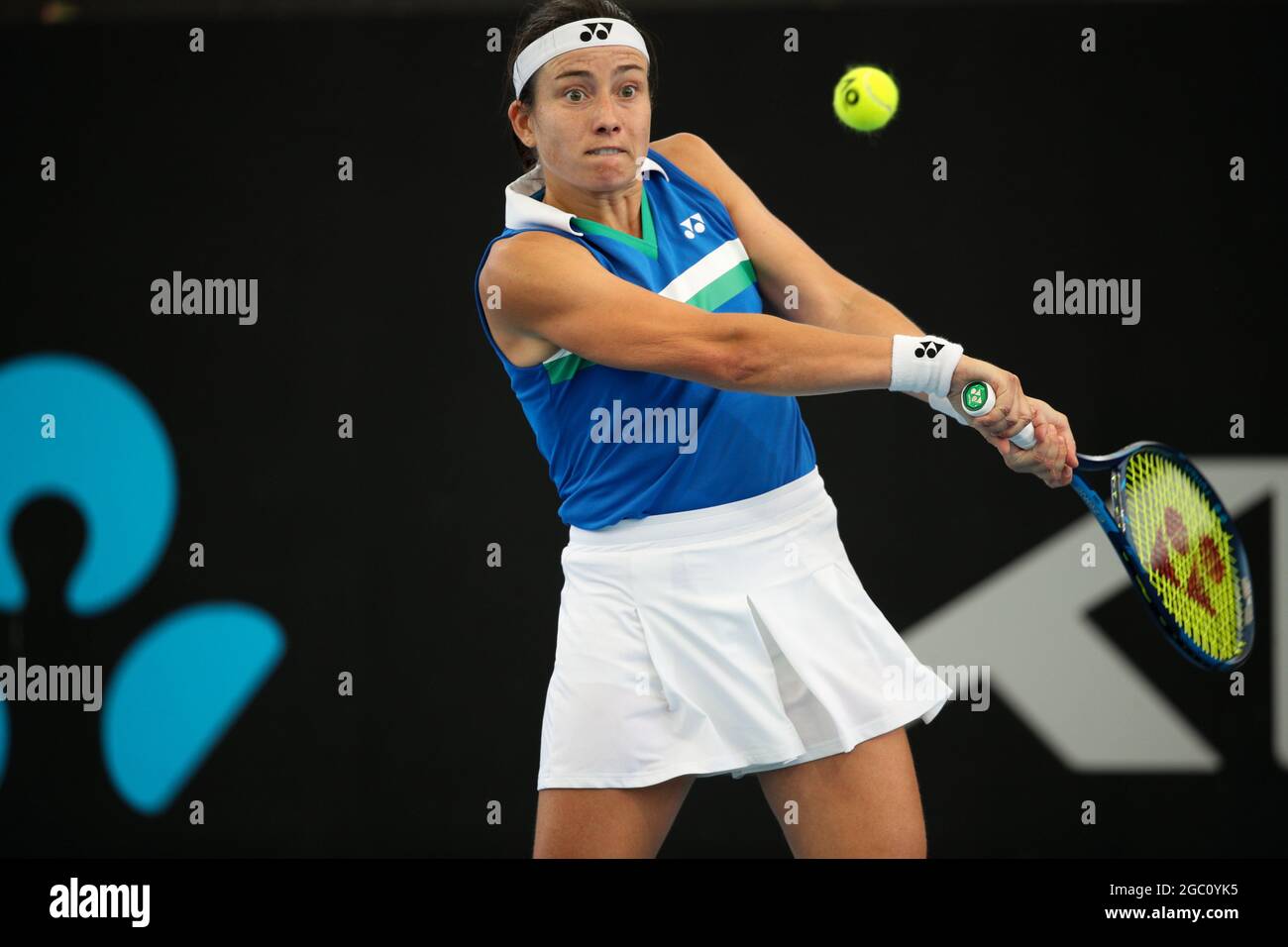 ADÉLAÏDE, AUSTRALIE - 22 FÉVRIER : Anastasija Sevastova, de Lativa, a fait un revers contre Caroline Garcia, de France, lors de leur match de singles le premier jour du tournoi de tennis international d'Adélaïde à Memorial Drive, le 22 février 2021 à Adélaïde, en Australie. Crédit : Peter Mundy/Speed Media/Alay Live News Banque D'Images