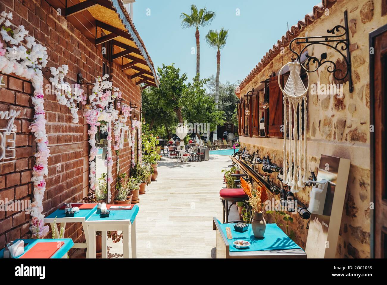 Antalya, Turquie - 2 août 2021 : rues de la vieille ville de Kaleici. Cafés de rue et magasins pour touristes. Attractions, repos et Voyage à Antalya. Photo de haute qualité Banque D'Images