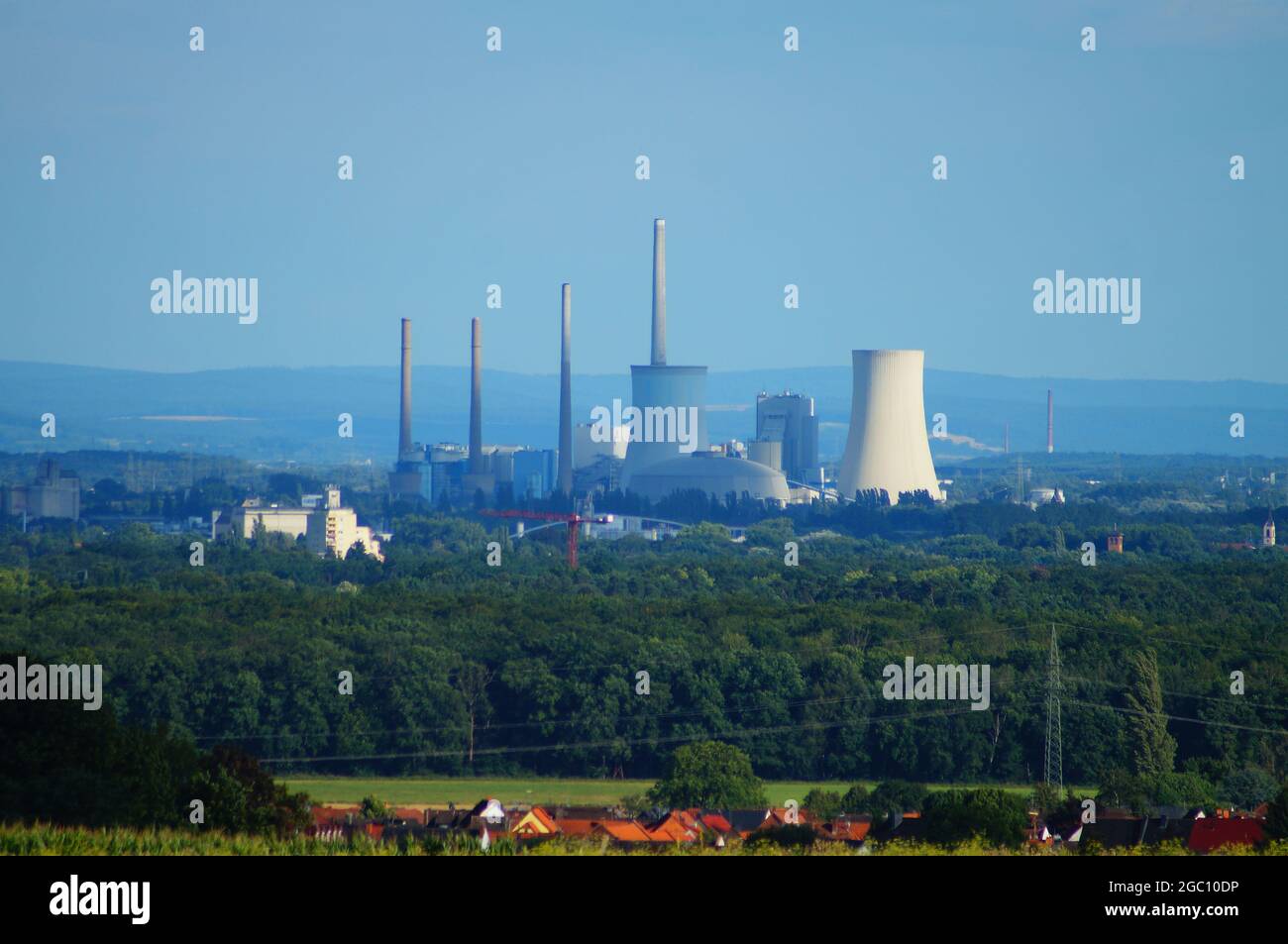 GROSSKROTZENBURG, ALLEMAGNE - 01 août 2021: La centrale au charbon de Grosskrotzenburg à 20 km de distance, donc pas très forte en raison de la chaleur poussiéreuse summe Banque D'Images