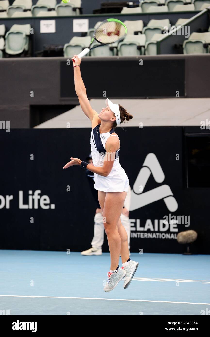 ADÉLAÏDE, AUSTRALIE - 22 FÉVRIER : Veronika Kudermetova, de Russie, sert le  ballon contre Shelby Rogers, des États-Unis, lors de leur match de singles  le premier jour du tournoi international de tennis