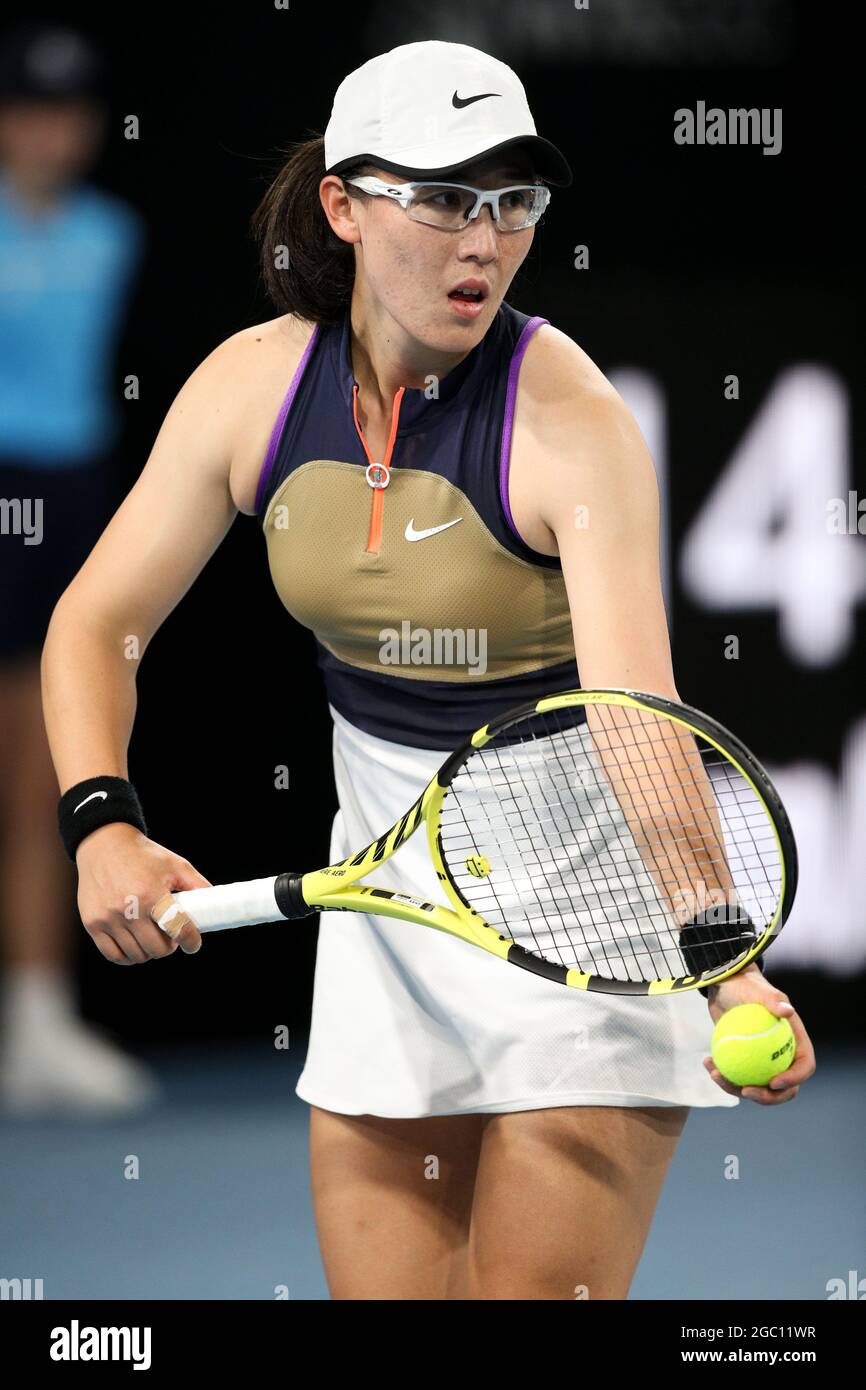 ADELAIDE, AUSTRALIE - 22 FÉVRIER : Saisai Zheng de Chine sert le ballon contre Danielle Collins des États-Unis lors de leur match de célibataires le premier jour du tournoi international de tennis d'Adélaïde à Memorial Drive le 22 février 2021 à Adélaïde, en Australie. Crédit : Peter Mundy/Speed Media/Alay Live News Banque D'Images