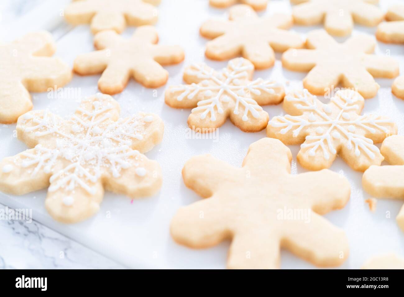 La décoration de biscuits de Noël en sucre avec le glaçage royal et