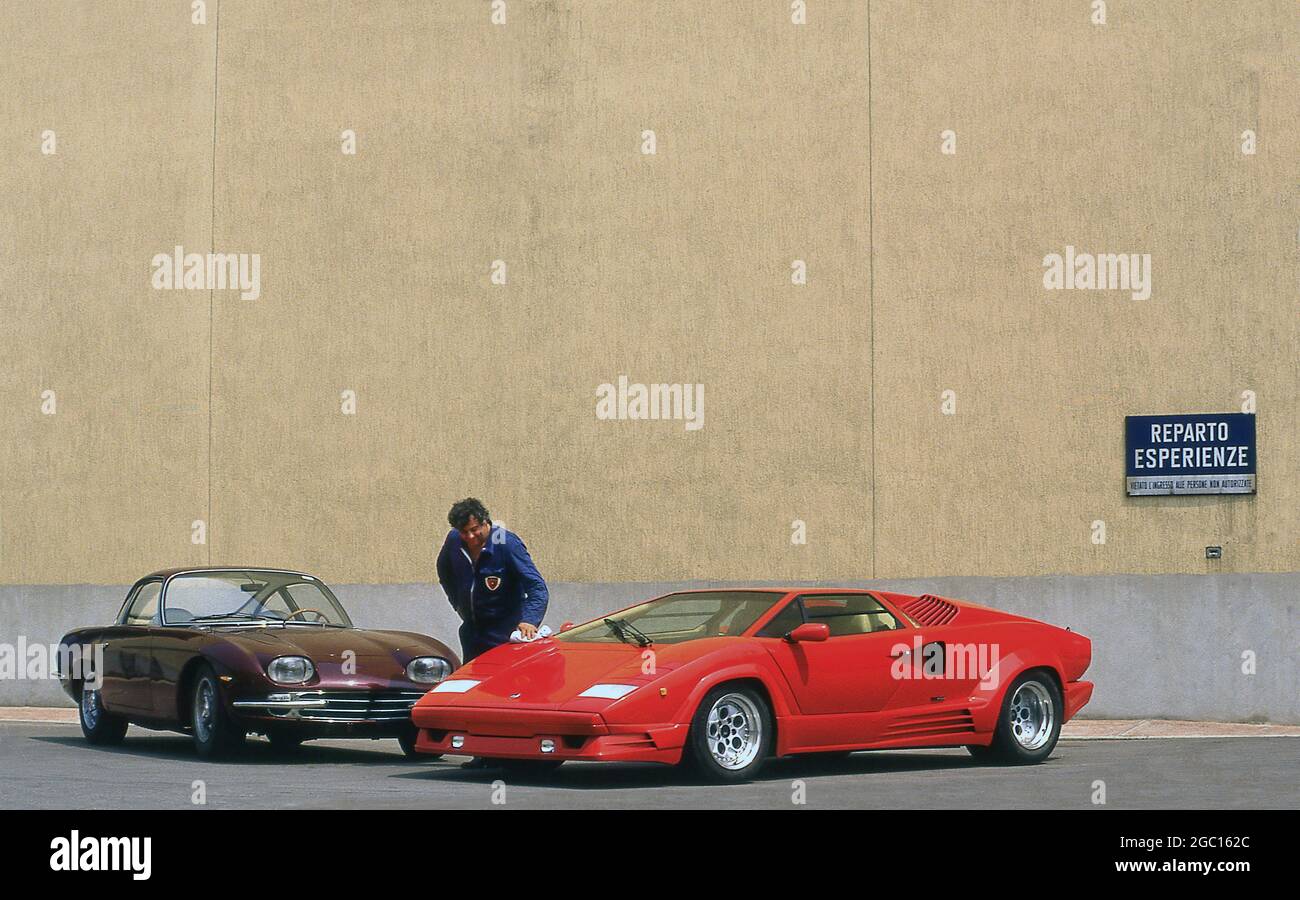 Lamborghini Countach 25ème anniversaire avec un Lamborghini 350GT à l'usine en Italie 1988 Banque D'Images