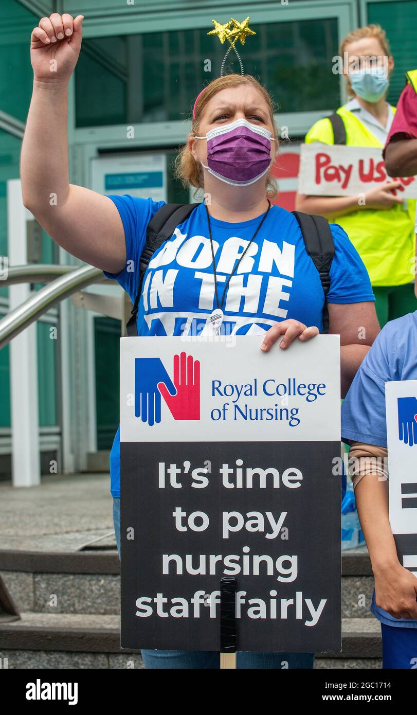 Londres, Royaume-Uni. 3 juillet 2021. Les travailleurs du NHS protestent contre la justice salariale (exigeant une augmentation de 15% des salaires), la sécurité des patients et la fin de la privatisation. La marche a également marqué le 73e anniversaire du Service de santé. Banque D'Images