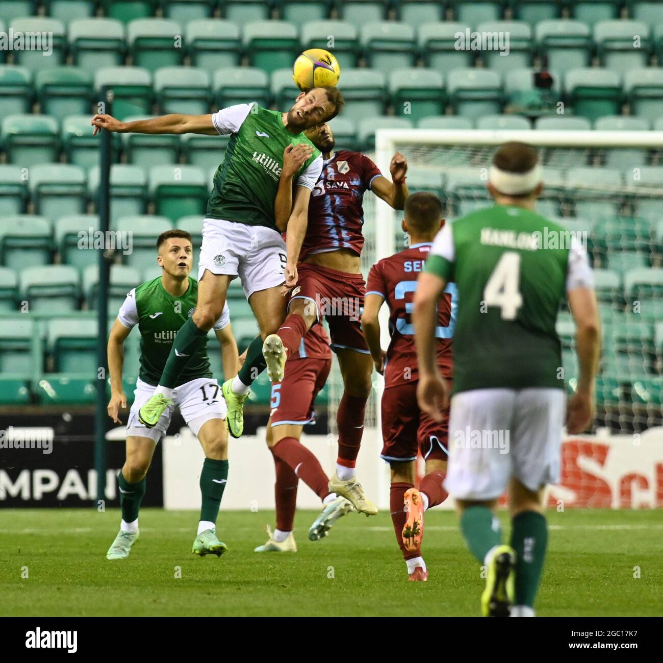 Easter Road Stadium.Édimbourg. Scotland.UK 5 août 21. Hibernian vs HNK Rijeka UEFA Europa Conference League Match. Hibernian Christian Doidge dépasse HNK Rijeka défense crédit: eric mccowat/Alamy Live News Banque D'Images