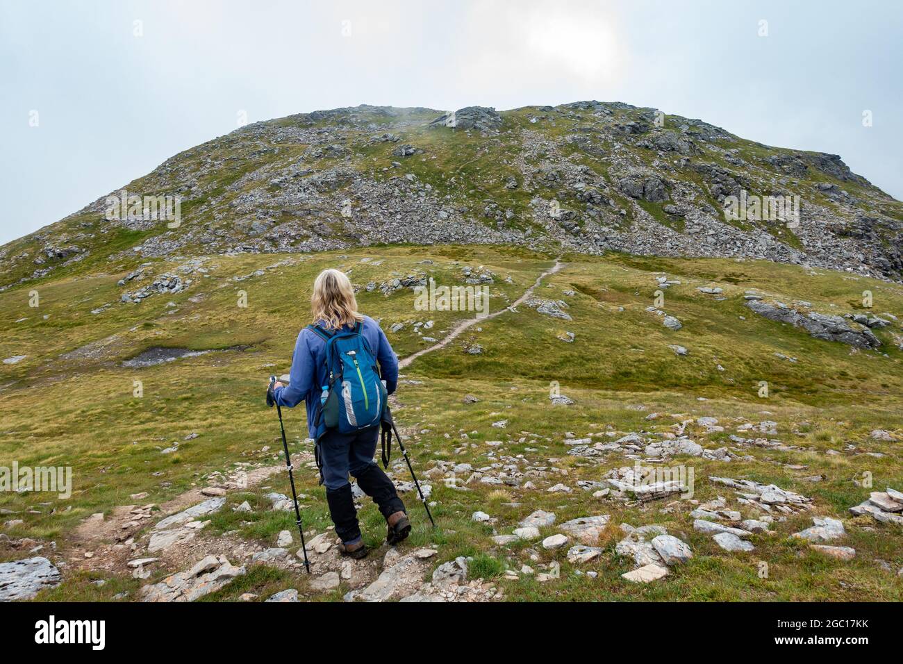 Un marcheur sur le chemin entre les montagnes Munro de Beinn Dubhchraig et Ben OSS près de Tyndrum, près de Stirling, en Écosse Banque D'Images